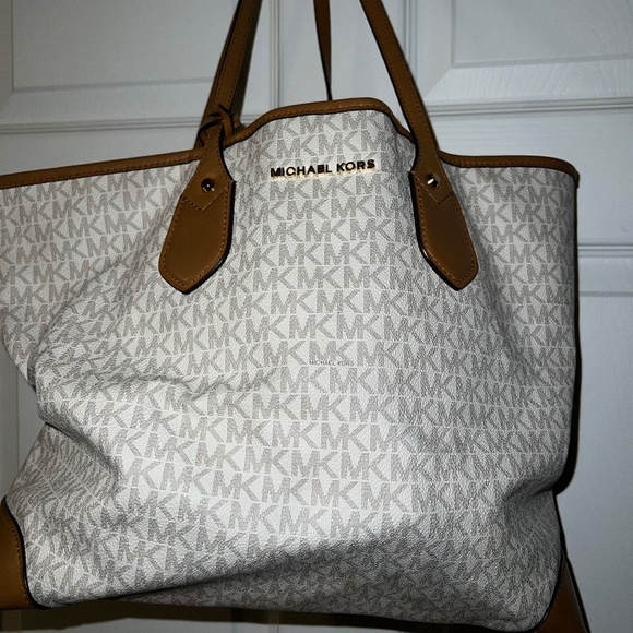 Authentic Michael Kors gently used large handbag - Picture 1 of 3